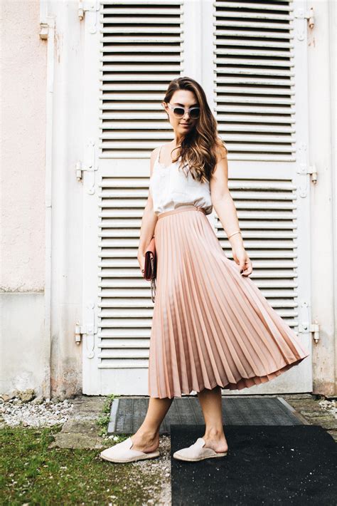 pleated skirt outfits